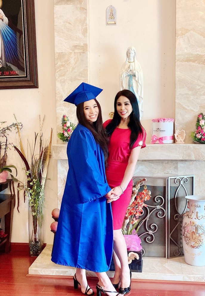 Princess Lam, con gái diễn viên Lý Hương – em gái Lý Hùng vừa bước sang tuổi 18 và tốt nghiệp cấp 3 tại Mỹ. 2 mẹ con vừa trở về Việt Nam và hoàn thành cách ly tập trung ngày 30/7.