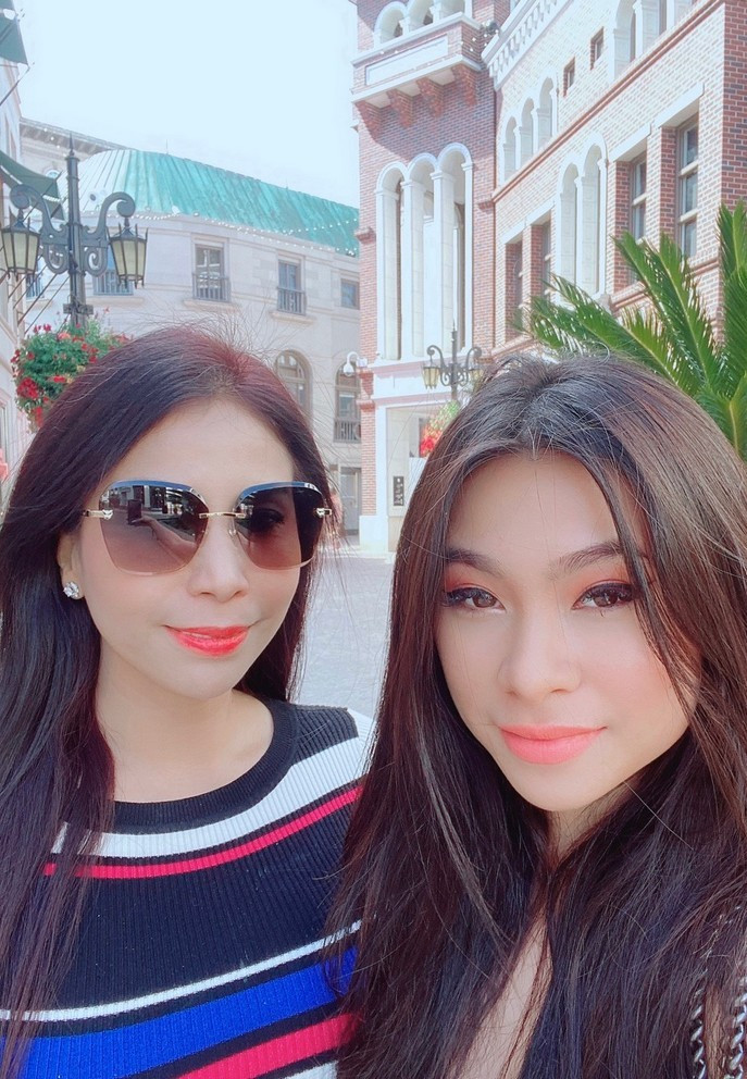 Gia đình ngoại có truyền thống nghệ thuật, Lý Hương cho hay Princess Lam cũng thừa hưởng khiếu từ nhỏ. Tuy nhiên, nữ diễn viên để con tự do lựa chọn định hướng công việc sau này.