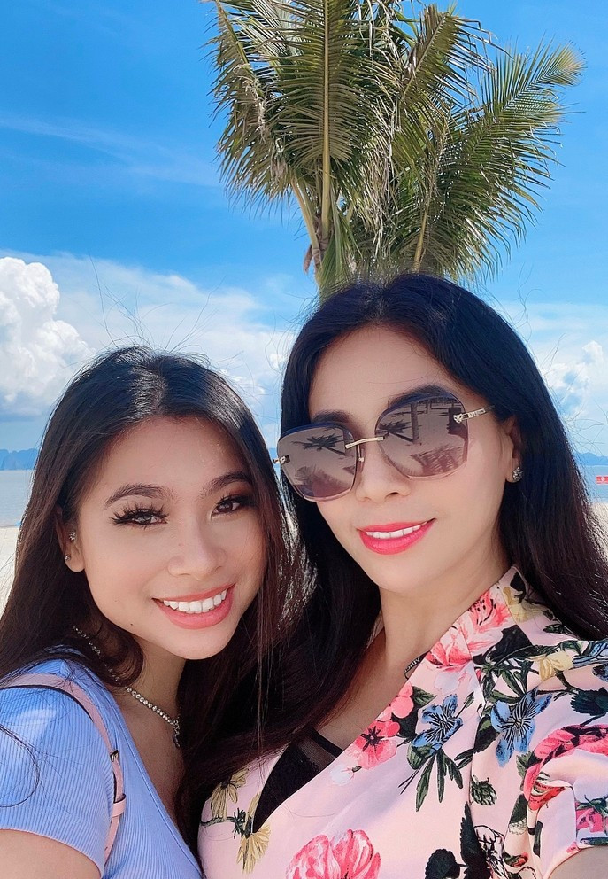 “Princess không được may mắn như những đứa trẻ khác khi bố mẹ ly hôn từ nhỏ. Suốt 12 năm qua, tôi và con vẫn liên hệ với nhau qua điện thoại, tin nhắn hay video call. Tôi mừng vì bé hiểu nỗi khổ của mẹ, luôn dành sự yêu thương và quan tâm tôi mỗi ngày”, nữ diễn viên tâm sự.