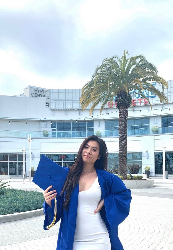 Do sinh sống nước ngoài từ nhỏ, con gái Lý Hương theo đuổi phong cách thời trang gợi cảm, phóng khoáng.