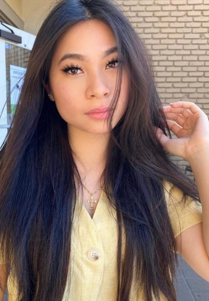 Khi gặp lại con gái, nữ diễn viên chỉ biết ôm chặt cô bé rồi khóc.