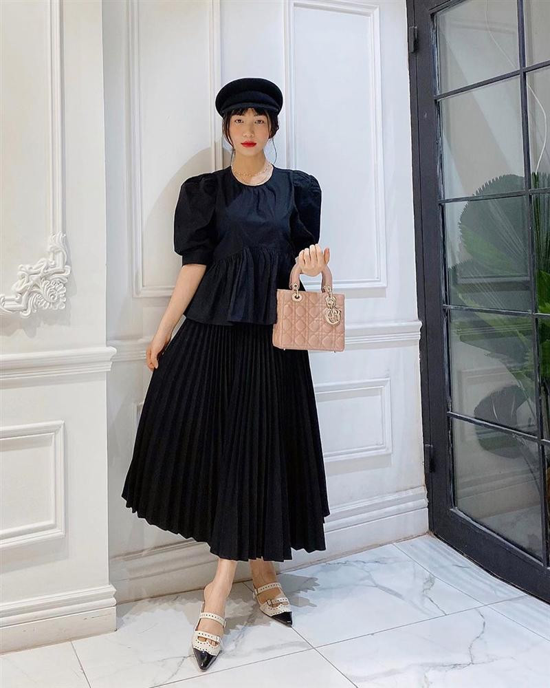 Cô cũng chỉ chăm diện các trang phục giấu dáng, che eo.