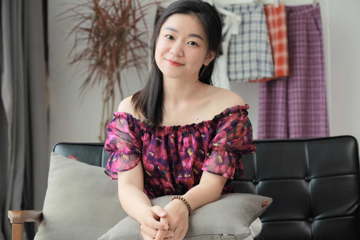 Hà Vi sở hữu gương mặt xinh xắn và gu thời trang trẻ trung, hiện đại.