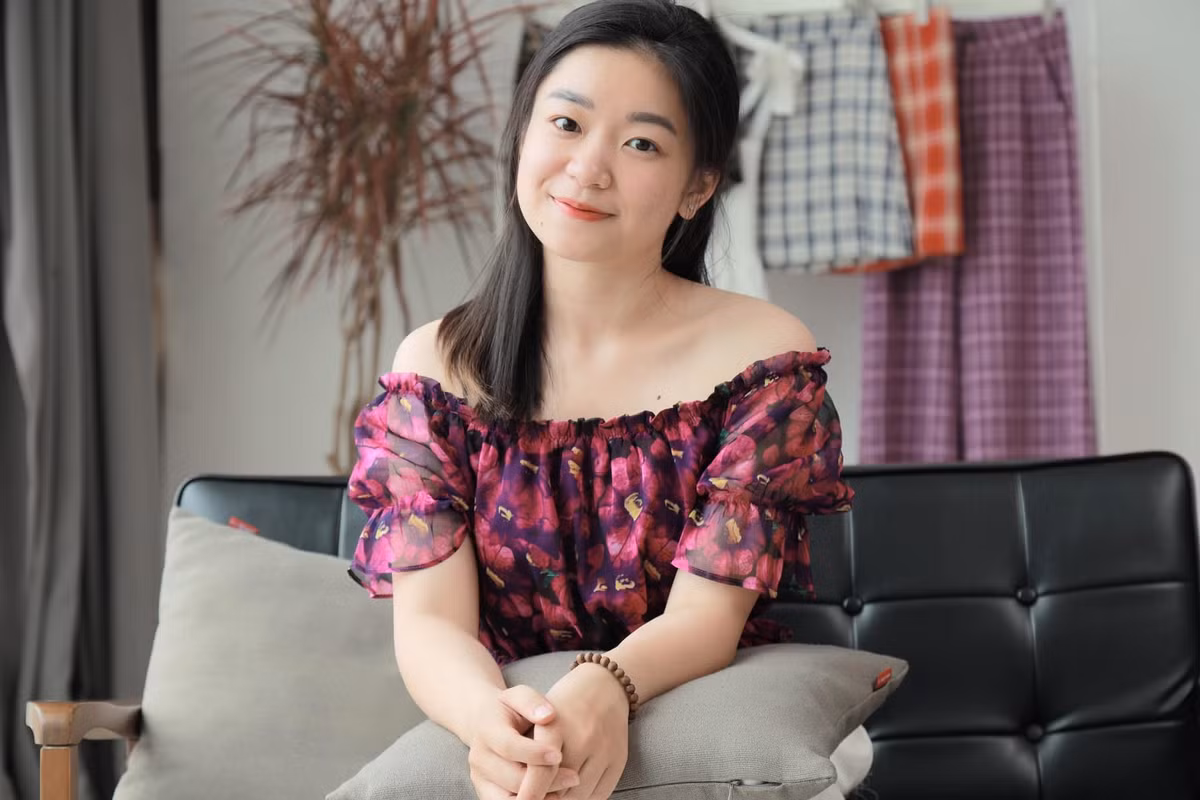 Hà Vi sở hữu gương mặt xinh xắn và gu thời trang trẻ trung, hiện đại.