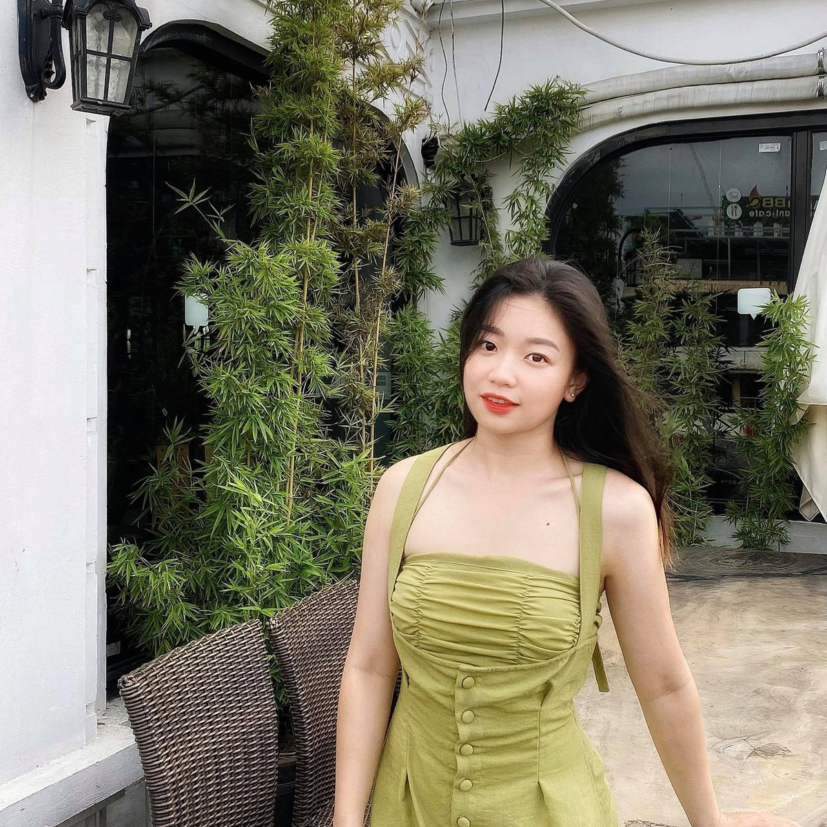 Cô được nhận xét thừa hưởng nhiều nét đẹp từ diễn viên Thu Quế.