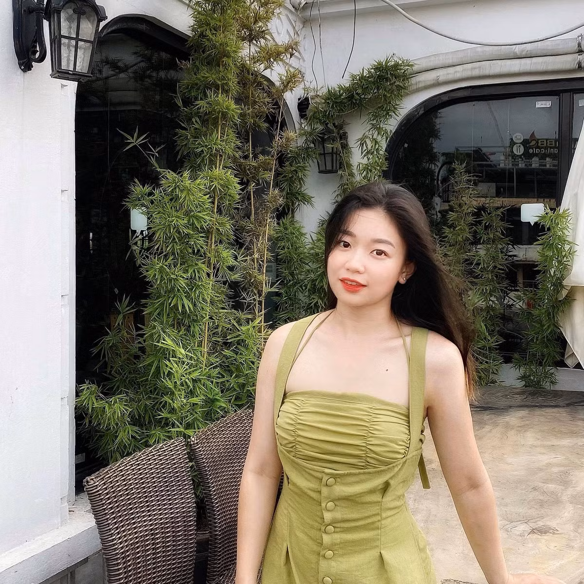 Cô được nhận xét thừa hưởng nhiều nét đẹp từ diễn viên Thu Quế.