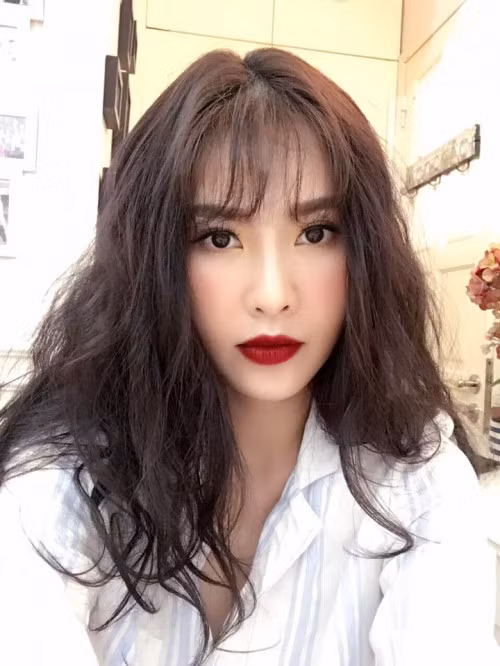 Ngoài ra, để trẻ hoá gương mặt, cô đã thực hiện qua một cuộc phẫu thuật liên tục qua các bước: hạ gò má, gọt hàm, mở khóe mắt, độn silicon dưới khóe mũi, hút mỡ ở phần má, lấy mỡ từ đùi cho lên vùng dưới bọng mắt.