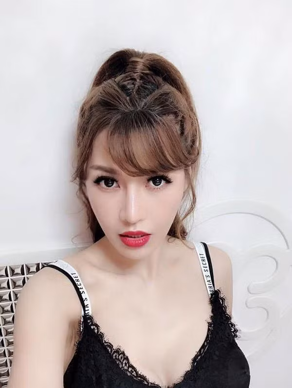  Quế Vân làm mũi lần thứ 6: Quế Vân cũng là người đẹp không cưỡng lại sức hút của "dao kéo". Cách đây ít lâu, người đẹp đã chi hơn 500 triệu đồng sang Hàn Quốc để phẫu thuật mũi lần thứ 6.