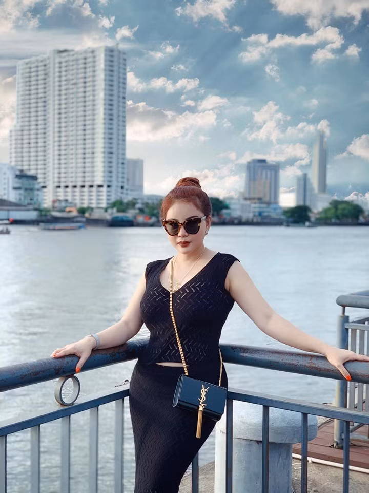 Nói về câu chuyện dao kéo của mình, có một kỷ niệm khiến Lê Giang khó lòng quên được. Thời điểm hồi tháng 6 năm ngoái, khi Lê Giang đăng tải một bức ảnh chân dung trên trang cá nhân sau khi tân trang nhan sắc, con trai chị là diễn viên Duy Phước đã bình luận trực tiếp rằng: “Riết rồi con nhìn mẹ không ra. Một ngày nào đó, lỡ con không nhận ra mẹ cũng đừng giận con nhé”.