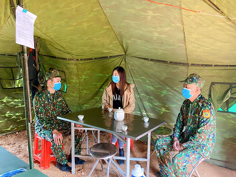 Theo chia sẻ của Lương Thùy Linh, cuộc sống của các chiến sĩ nơi đây rất khó khăn: "Bếp thì cũng chỉ dùng lốc ga hoặc củi để đun nước. Các chú bộ đội cũng hạn chế nấu ăn vì khá mất thời gian và cũng không đủ điều kiện để nấu được một bữa cơm đạm bạc nên chỉ ăn mì hộp luôn cho tiện".