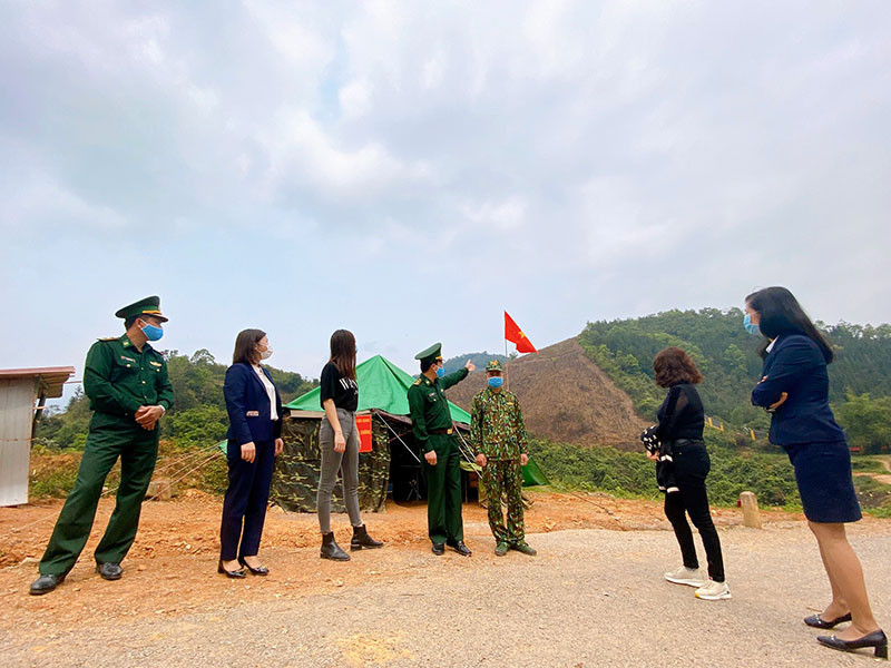 Người đẹp bày tỏ, cô cảm thấy nể phục, biết ơn trước sự hy sinh thầm lặng, những cống hiến to lớn của các chiến sĩ nơi tuyến đầu chống dịch.