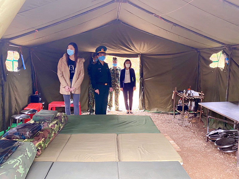 "Trong lán cũng có một chiếc giường nhỏ để mọi người thay nhau nghỉ ngơi khi hết ca trực. Ngày khô còn đỡ, chứ ngày mưa to gió lớn là các chú phải chia nhau ra giữ lều bạt chứ không gió thổi bay mất. Cao Bằng cũng đang vào mùa lạnh, ban đêm nhiệt độ xuống thấp, ngủ trong lán ở nơi cửa khẩu thế này sẽ rất rét”, Lương Thùy Linh chia sẻ.