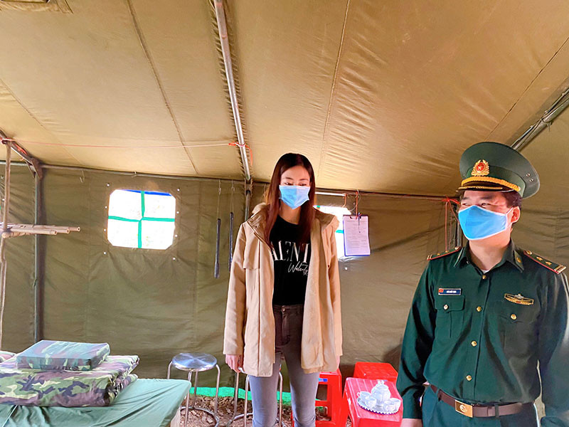 Lương Thùy Linh bày tỏ: “Khi lên đến nơi Linh cảm thấy thương các anh, các chú vô cùng bởi vì điều kiện sinh hoạt ở đây thiếu thốn mọi thứ, rất khó khăn. Vì xa khu dân cư nên không thể kéo điện về, chỉ có thể dùng đèn pin hoặc ắc quy để thắp sáng".