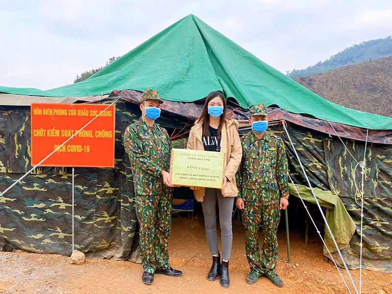 Không chỉ tặng quà, Hoa hậu Lương Thuỳ Linh vào thăm lán, trò chuyện động viên các chiến sĩ.