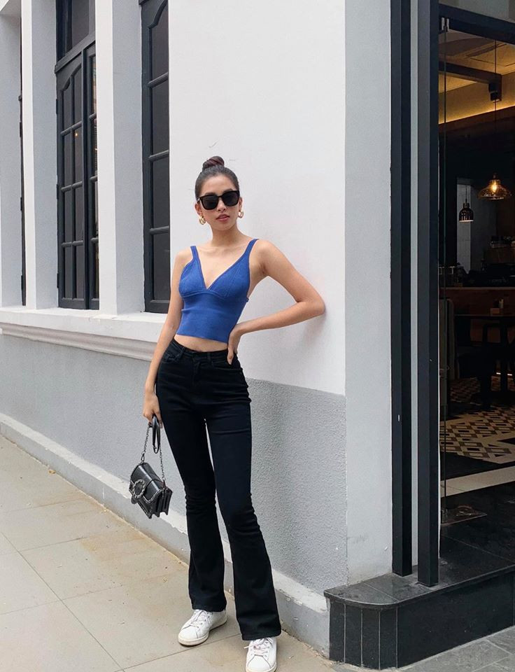 Ngoài thi nhan sắc, Tiểu Vy còn gây chú ý khi xuất hiện cùng David Beckham trong một sự kiện triển lãm ô tô.