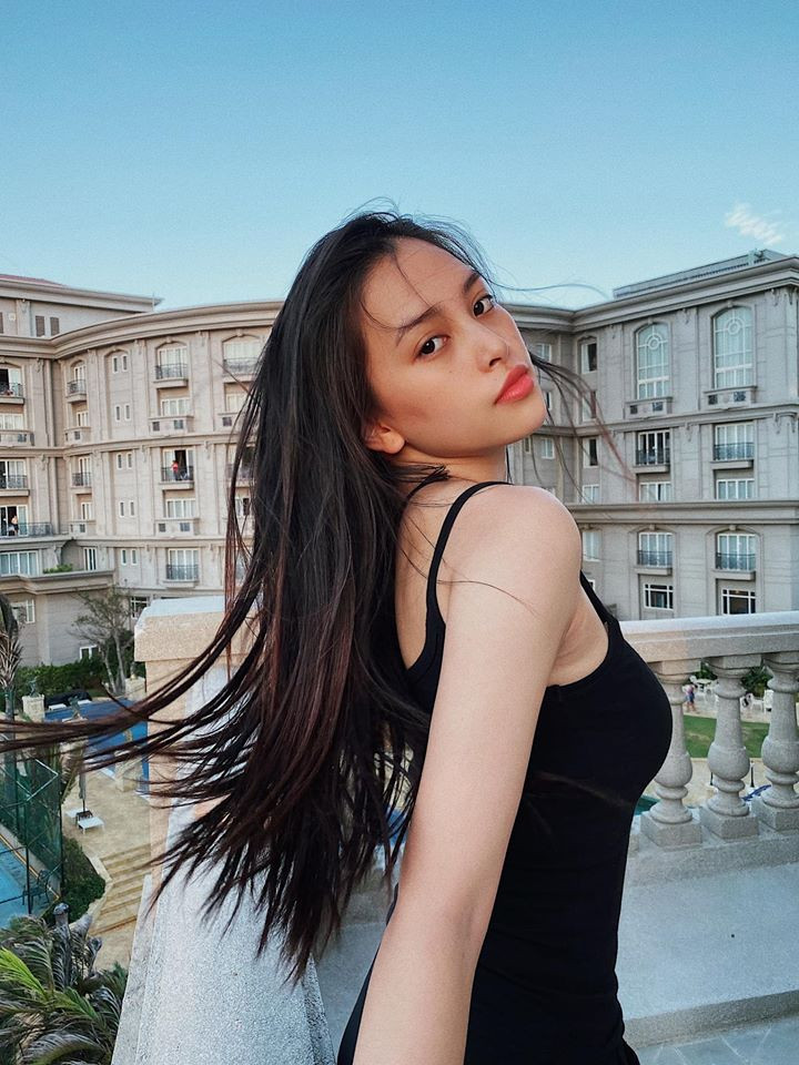 Đặc biệt, dù tay ngang diễn xuất nhưng Tiểu Vy nhập vai khá tốt, khiến các cảnh quay không mất nhiều thời gian.