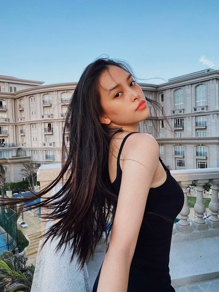 Đặc biệt, dù tay ngang diễn xuất nhưng Tiểu Vy nhập vai khá tốt, khiến các cảnh quay không mất nhiều thời gian.