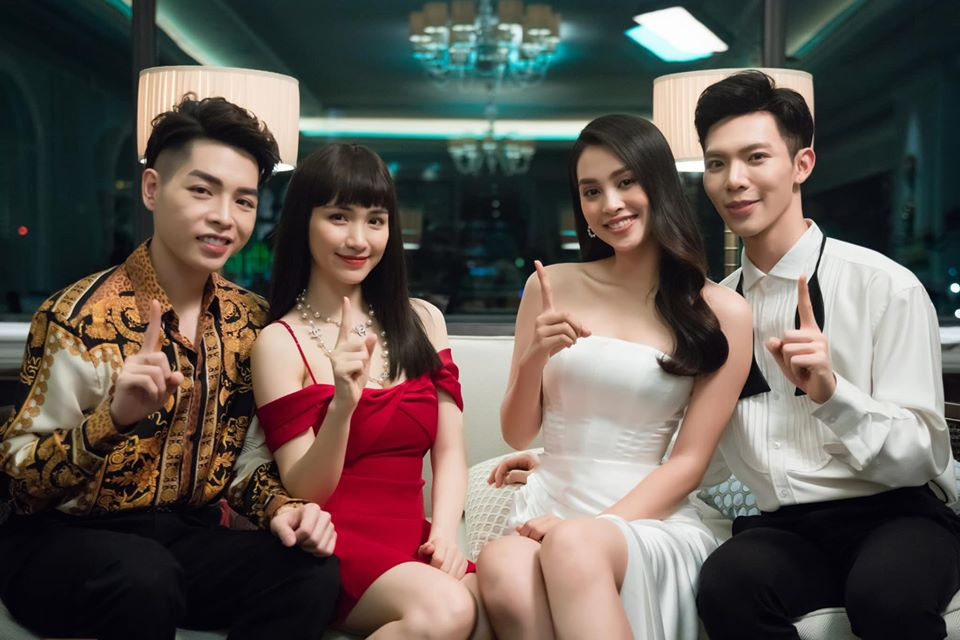 Đây là lần đầu tiên Tiểu Vy đóng chính trong một MV. Dẫu vậy diễn xuất của Tiểu Vy nhận được nhiều lời khen ngợi của khán giả.