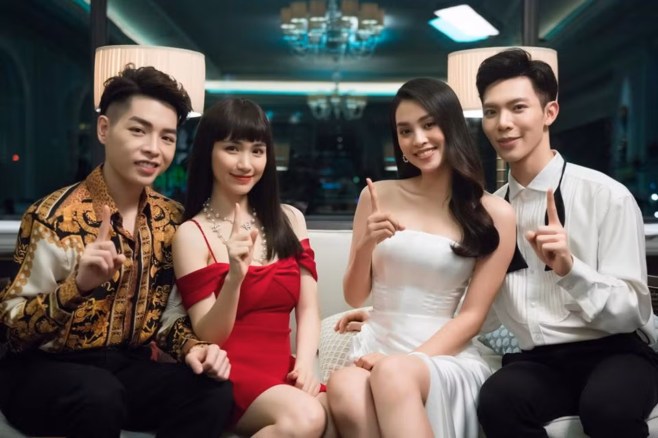 Đây là lần đầu tiên Tiểu Vy đóng chính trong một MV. Dẫu vậy diễn xuất của Tiểu Vy nhận được nhiều lời khen ngợi của khán giả.