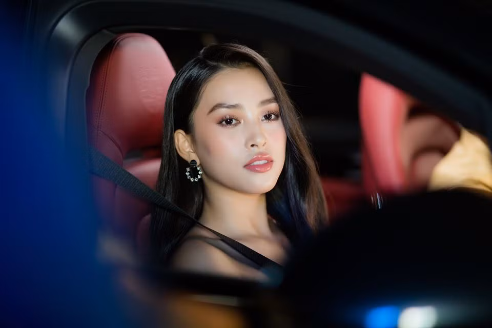 Trong MV, nàng hoa hậu diễn rất ngọt những phân cảnh cần lột tả nội tâm nhân vật: buồn bã cô đơn khi không được bạn trai quan tâm, hụt hẫng khi bị bỏ rơi giữa đường, đến cảm giác dồn nén, tủi hờn khi phải ra về trong lúc hẹn hò chỉ vì bạn trai gặp người quen...