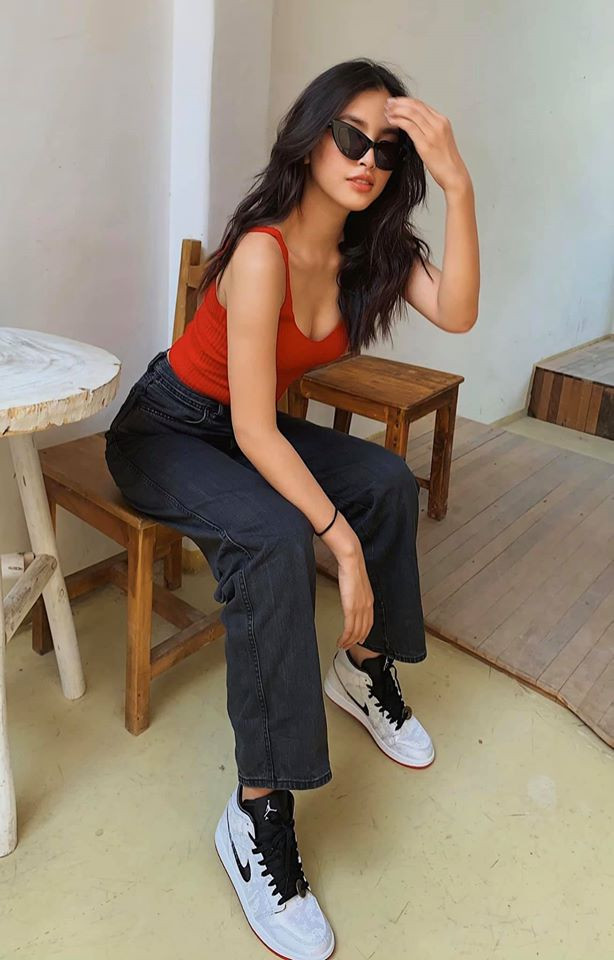 Trong suốt thời gian đóng MV "Em không sai, chúng ta sai", nàng Hoa hậu Việt Nam tiết lộ, Erik là người biết quan tâm và ga lăng khiến cô không ít lần bị "say nắng".