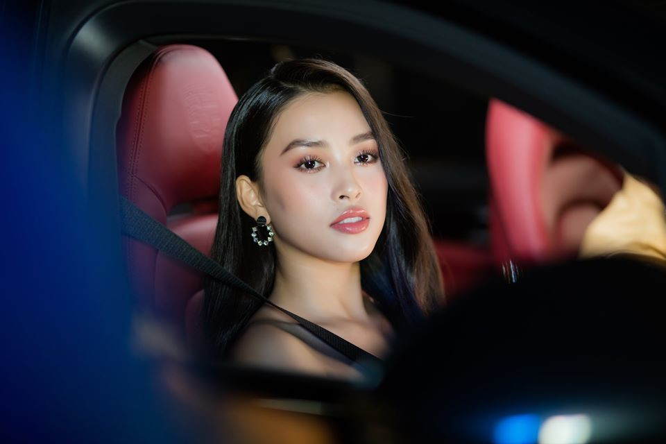 Trong MV, nàng hoa hậu diễn rất ngọt những phân cảnh cần lột tả nội tâm nhân vật: buồn bã cô đơn khi không được bạn trai quan tâm, hụt hẫng khi bị bỏ rơi giữa đường, đến cảm giác dồn nén, tủi hờn khi phải ra về trong lúc hẹn hò chỉ vì bạn trai gặp người quen...