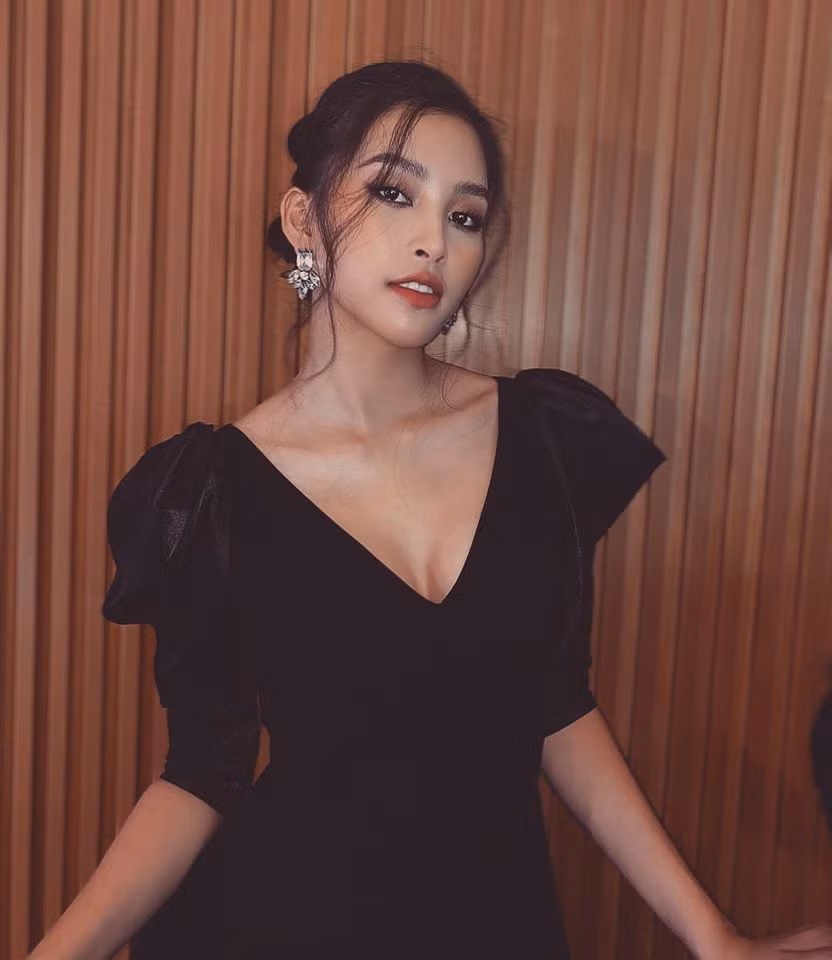 Hiện tại Tiểu Vy đang theo học chương trình liên kết với Đại học Sunderland (Vương quốc Anh) tại trường Đại học Sư phạm Kỹ thuật TP.HCM.