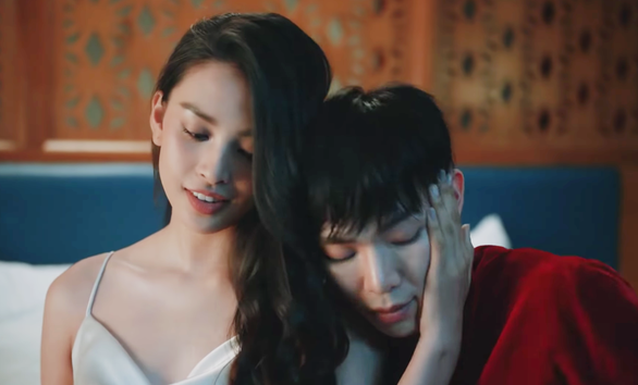 Trong MV, Tiểu Vy đóng vai bạn gái của Erik - một ca sĩ nổi tiếng. Cả hai phải giấu kín tình yêu vì sợ áp lực dư luận.