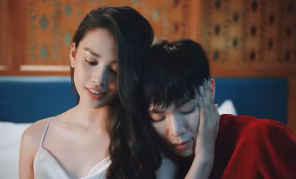 Trong MV, Tiểu Vy đóng vai bạn gái của Erik - một ca sĩ nổi tiếng. Cả hai phải giấu kín tình yêu vì sợ áp lực dư luận.