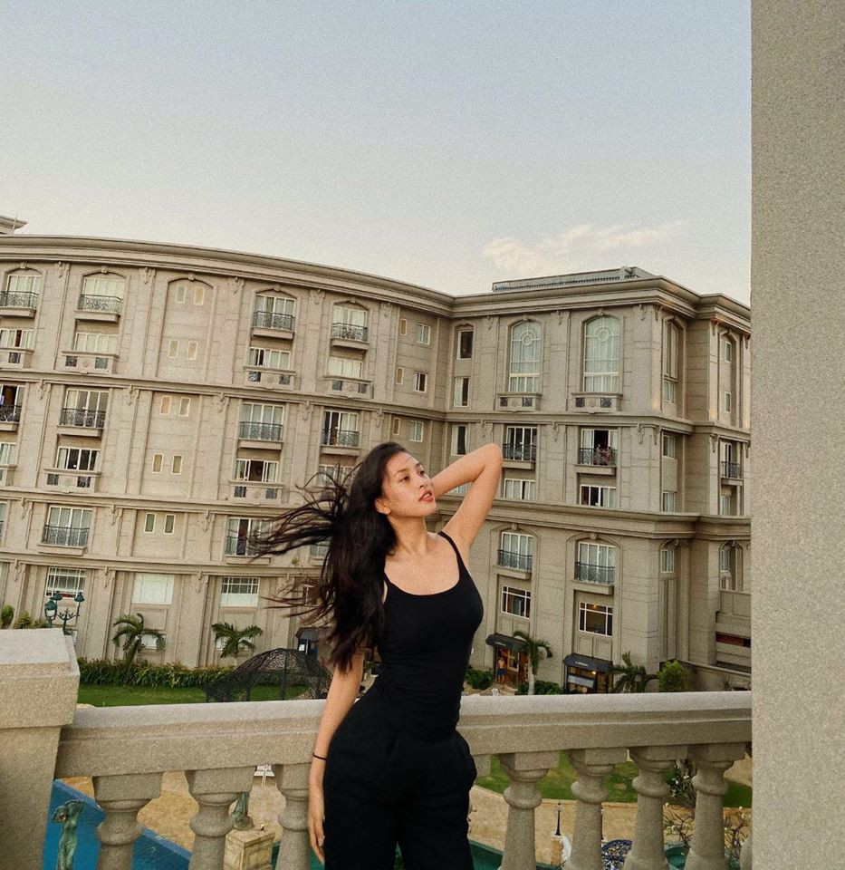 "Anh Erik rất dễ thương, ga lăng và quan tâm đến mọi người. Biết Vy lần đầu đảm nhận vai nữ chính trong MV anh ấy đã hỏi thăm và chia sẻ nhiều kinh nghiệm cho Vy".