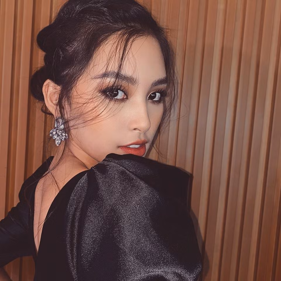 Trong thời gian tới, ngoài trách nhiệm của một đương kim hoa hậu, Tiểu Vy hứa hẹn sẽ thử sức với nhiều vai trò mới.