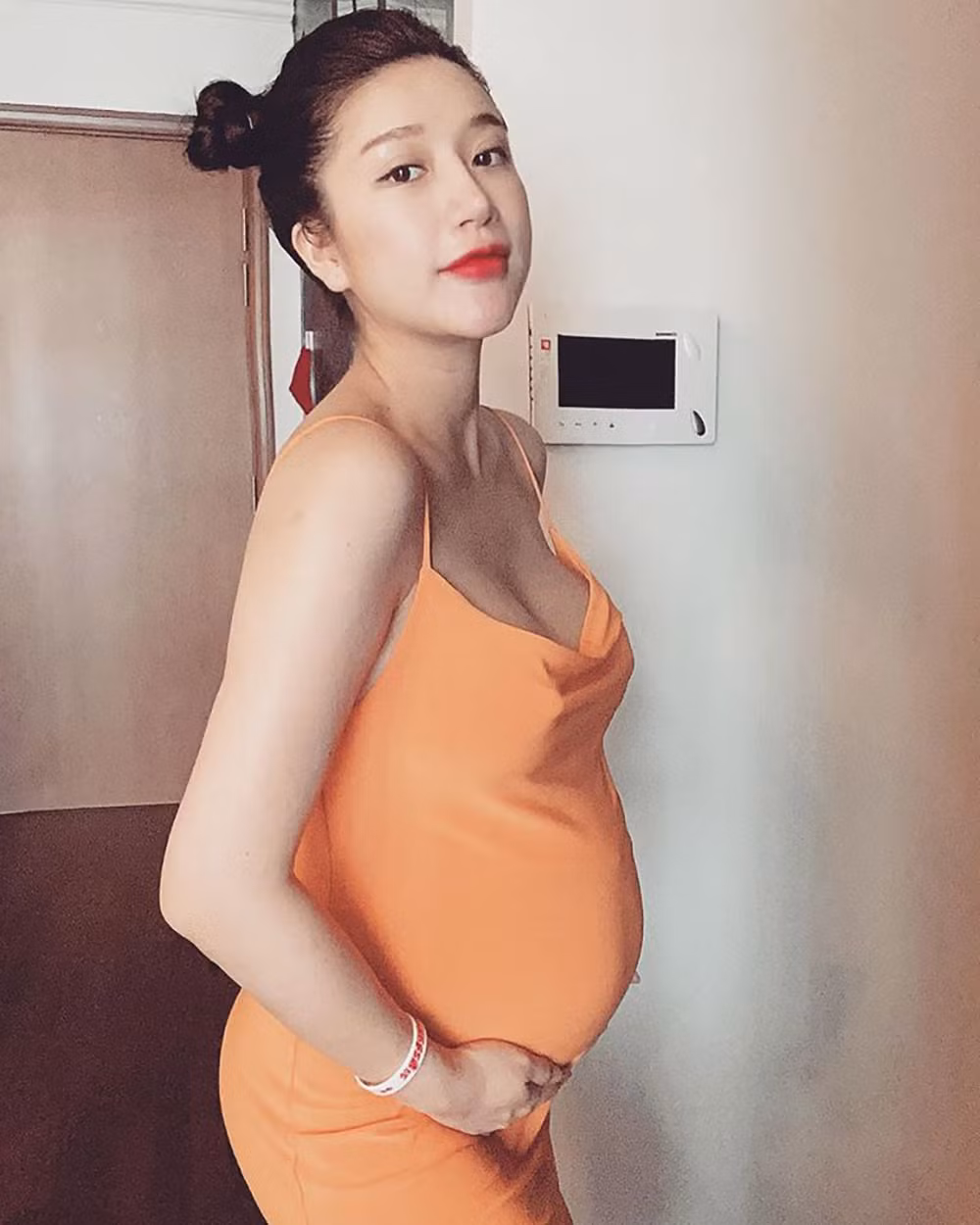 Vân Navy diện đầm hai dây trễ ngực, khoe bụng bầu ở tuần thứ 26. Nữ diễn viên “5S Online” còn khiến nhiều người ngưỡng mộ khi chia sẻ clip ngắn ghi lại hình ảnh ông xã doanh nhân hôn lên bụng bầu và trò chuyện với con sắp chào đời.