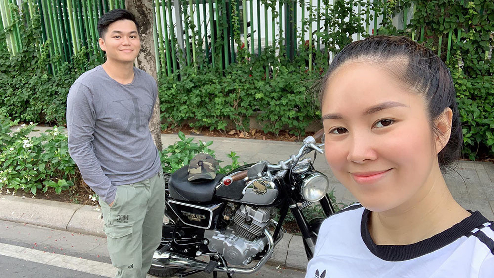 Lê Phương cùng ông xã đi dạo, uống trà vào ngày cuối tuần.
