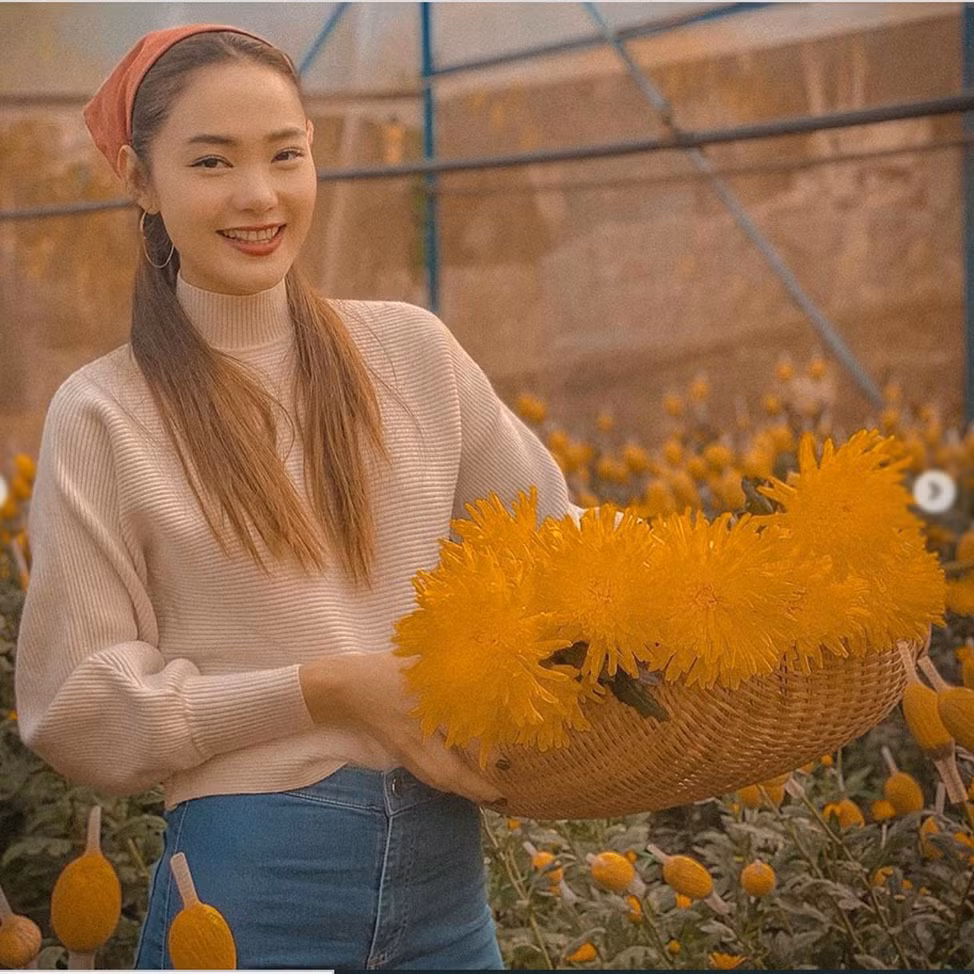 Minh Hằng dịu dàng trong vườn hoa Đà Lạt.