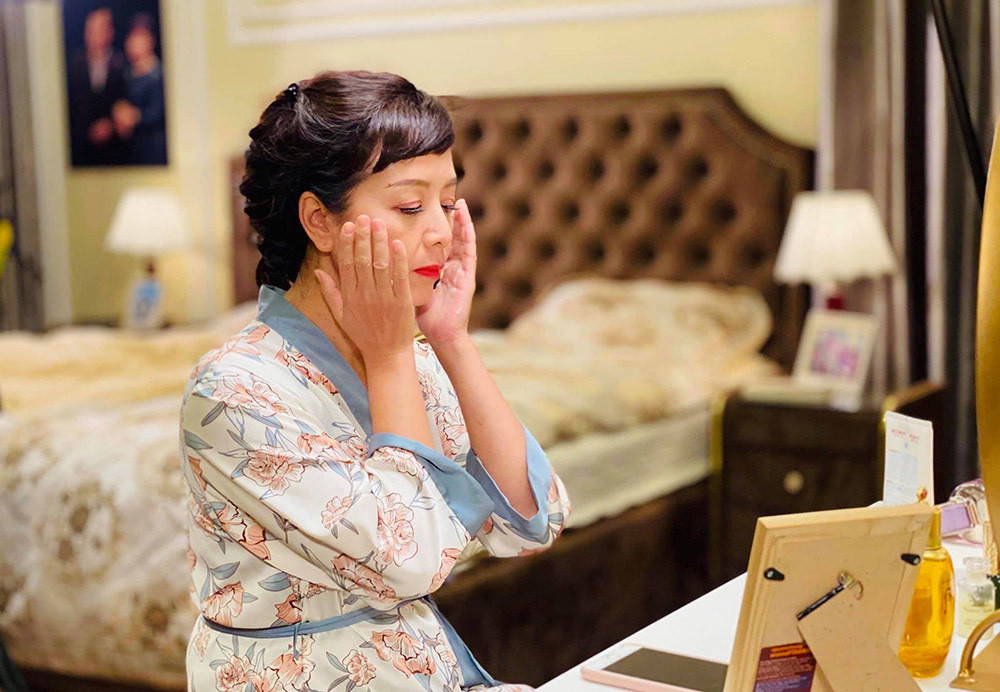 NSƯT Chiều Xuân chia sẻ hình ảnh hậu trường trong một bộ phim truyền hình. Nữ nghệ sĩ bày tỏ tâm trạng phấn khởi vì được đi làm lại sau nhiều ngày nghỉ dịch.