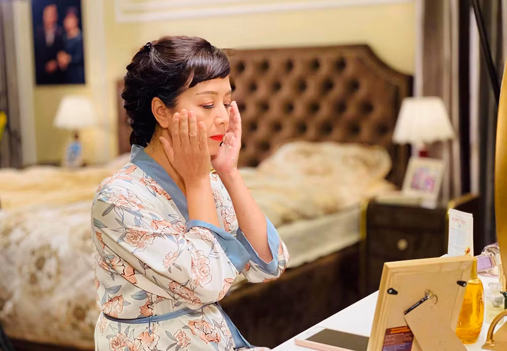 NSƯT Chiều Xuân chia sẻ hình ảnh hậu trường trong một bộ phim truyền hình. Nữ nghệ sĩ bày tỏ tâm trạng phấn khởi vì được đi làm lại sau nhiều ngày nghỉ dịch.