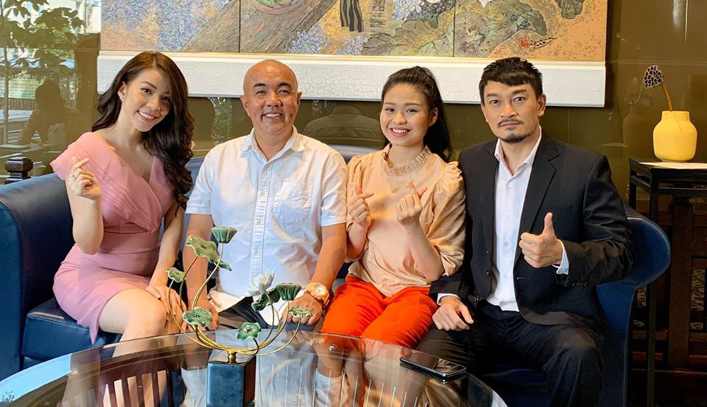 Lê Lộc chia sẻ ảnh chụp bên Trương Minh Quốc Thái, Quốc Thuận và Ngô Phương Anh tại hậu trường bộ phim “Công ty Osin quốc dân”.