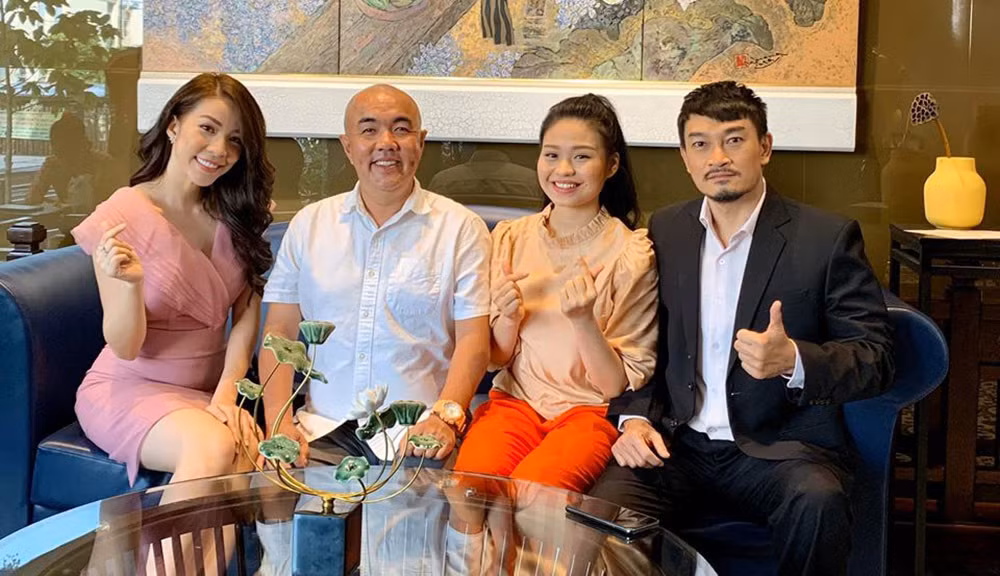 Lê Lộc chia sẻ ảnh chụp bên Trương Minh Quốc Thái, Quốc Thuận và Ngô Phương Anh tại hậu trường bộ phim “Công ty Osin quốc dân”.