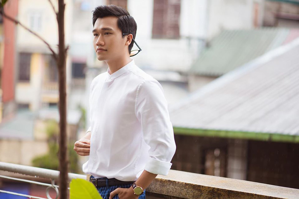 Xuân Nghị bảnh bao khi diện sơ mi trắng. Thời gian gần đây, anh nhận được sự yêu mến từ người hâm mộ nhờ vai diễn Cao Minh Bách trong “Nhà trọ Balanha”.