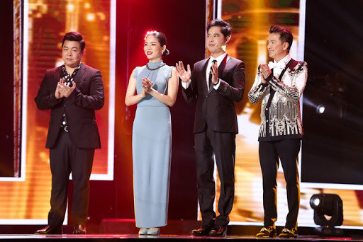 Với niềm đam mê ca hát từ nhỏ, Quang Lê đã nhanh chóng theo đuổi dòng nhạc trữ tình từ năm học lớp 9 và liên tục đạt được nhiều huy chương trong các cuộc thi tài năng trẻ tại nước ngoài. Là một trong những giọng ca nổi bật của dòng nhạc bolero, Quang Lê sở hữu nhiều bản hit đình đám và có số lượng người hâm mộ lớn ở khắp nơi.