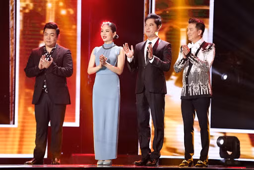 Với niềm đam mê ca hát từ nhỏ, Quang Lê đã nhanh chóng theo đuổi dòng nhạc trữ tình từ năm học lớp 9 và liên tục đạt được nhiều huy chương trong các cuộc thi tài năng trẻ tại nước ngoài. Là một trong những giọng ca nổi bật của dòng nhạc bolero, Quang Lê sở hữu nhiều bản hit đình đám và có số lượng người hâm mộ lớn ở khắp nơi.