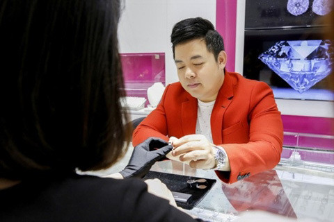 Bên cạnh hàng loạt bất động sản tại Việt Nam và Mỹ, Quang Lê còn sở hữu loạt hàng hiệu, siêu xe đắt tiền.