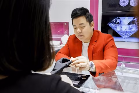 Bên cạnh hàng loạt bất động sản tại Việt Nam và Mỹ, Quang Lê còn sở hữu loạt hàng hiệu, siêu xe đắt tiền.