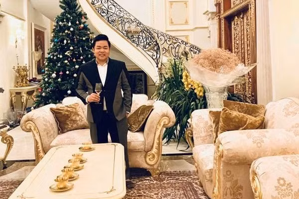 Hoạt động chủ yếu ở sân khấu hải ngoại, Quang Lê tích góp mua cho mình một biệt thự sân vườn rộng. Ngoài căn nhà rộng ở Mỹ, nam ca sĩ còn sở hữu nhiều bất động sản tại Việt Nam. Trong đó căn biệt thự tại quận Tân Bình (TP.HCM) lộng lẫy như cung điện được chú ý hơn cả. Bên cạnh đó, giọng ca sinh năm 1979 còn sở hữu một căn hộ rộng 90m2, thiết kế sang trọng trên tầng 33 của một chung cư tại TP.HCM.