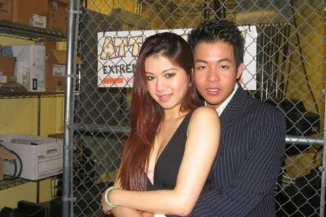 Người ta hay nói 'lắm tài, nhiều tật' và Quang Lê cũng là một minh chứng rõ nhất khi anh thường xuyên khiến khán giả chú ý với đời tư ồn ào, đặc biệt là chuyện tình ái. Năm 2000 Quang Lê từng kết hôn với một cô gái con nhà giàu có. Anh từng chia sẻ rằng, vợ cũ của mình không hoạt động trong giới showbiz và gia đình vợ rất có điều kiện. Quang Lê kết hôn từ năm 21 tuổi theo mong muốn của cha mẹ. Tuy nhiên, sau khi kết hôn không lâu cặp đôi đã "đường ai nấy đi". Quang Lê cũng được biết đến với mối tình cùng Linda Vi Trâm Nguyễn - Hoa hậu Việt Nam Toàn cầu 2006. Nam ca sĩ từng thừa nhận mình là người mù quáng khi ghen.