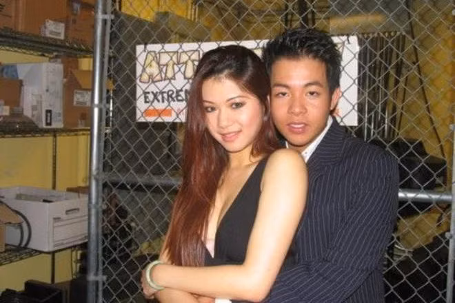 Người ta hay nói 'lắm tài, nhiều tật' và Quang Lê cũng là một minh chứng rõ nhất khi anh thường xuyên khiến khán giả chú ý với đời tư ồn ào, đặc biệt là chuyện tình ái. Năm 2000 Quang Lê từng kết hôn với một cô gái con nhà giàu có. Anh từng chia sẻ rằng, vợ cũ của mình không hoạt động trong giới showbiz và gia đình vợ rất có điều kiện. Quang Lê kết hôn từ năm 21 tuổi theo mong muốn của cha mẹ. Tuy nhiên, sau khi kết hôn không lâu cặp đôi đã "đường ai nấy đi". Quang Lê cũng được biết đến với mối tình cùng Linda Vi Trâm Nguyễn - Hoa hậu Việt Nam Toàn cầu 2006. Nam ca sĩ từng thừa nhận mình là người mù quáng khi ghen.