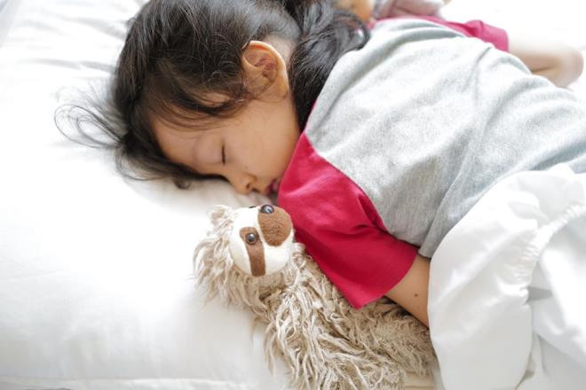 Giấc ngủ bình yên của bé Tôm trong khu cách ly. "Xin cám ơn các cô chú bộ đội đã yêu thương và chăm sóc cho chúng con" - nữ ca sĩ Hồng Nhung viết. Cô coi 14 ngày cách ly tại Quảng Ninh là "trải nghiệm để đời quí báu cho hai con. Sự trưởng thành từ thực tế giúp các con xây dựng nhân cách và nhận thức về cuộc sống với nhiều cung bậc và thử thách muôn màu".