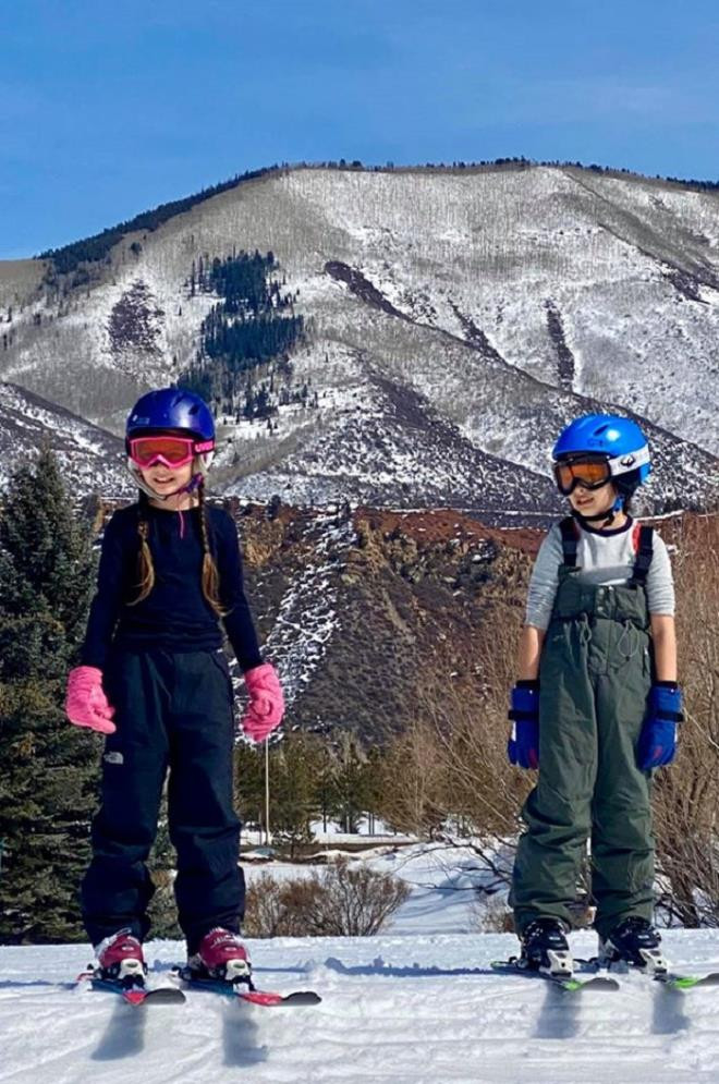 Các bé được mẹ cho đi trượt tuyết. Hồng Nhung luôn khuyến khích các con sống gần gũi với thiên nhiên. Cô cũng đảm bảo cho các tiếp thu kiến thức bằng cách học online.