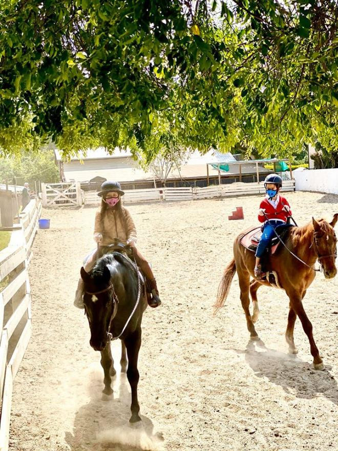 Hồng Nhung cũng cho hai con học đua ngựa.