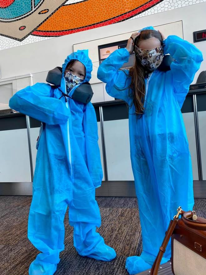 Sau 6 tháng ở Mỹ, các con của Hồng Nhung đã được trở về Việt Nam. Đây cũng là khoảng thời gian Hồng Nhung xa sân khấu lâu nhất.